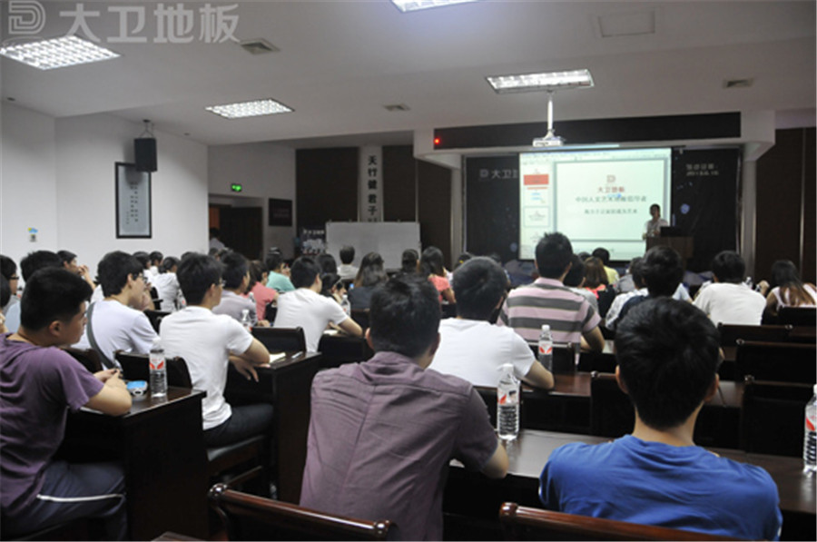 質檢總監(jiān)喻立春為南京林業(yè)大學的學生做公司介紹.jpg